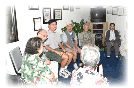 長庚健康中心明亮的活動空間與長者們
